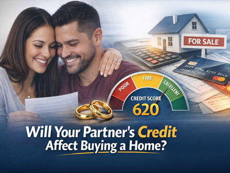 Pareja casada revisando sus finanzas con un medidor de puntaje crediticio mientras se preparan para comprar una casa