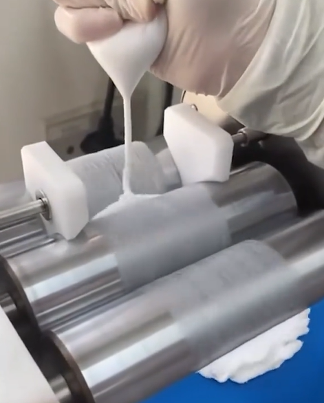 Moinho de rolos processando um creme