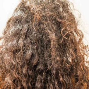 Frizz no cabelo: por que ele aparece mesmo com cuidados?