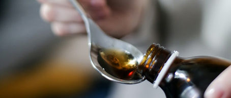 Por que alguns medicamentos precisam ser agitados antes do uso?
