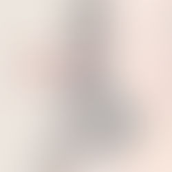 Mulher passando a mão na pele com a frase "O passo a passo do skincare"