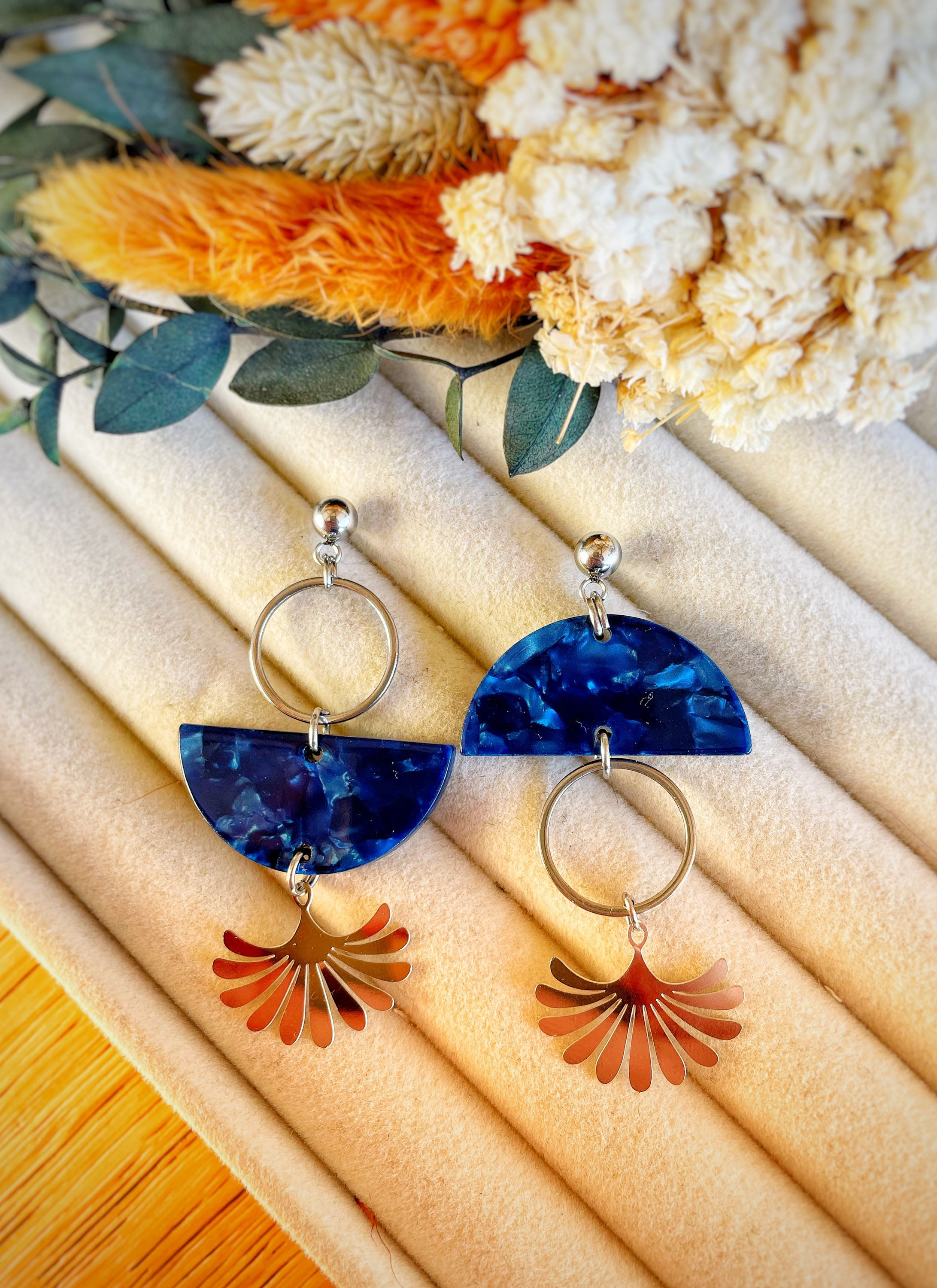 Boucles d’oreilles « Les prestigieuses » asymétrique argenté et bleu marine 