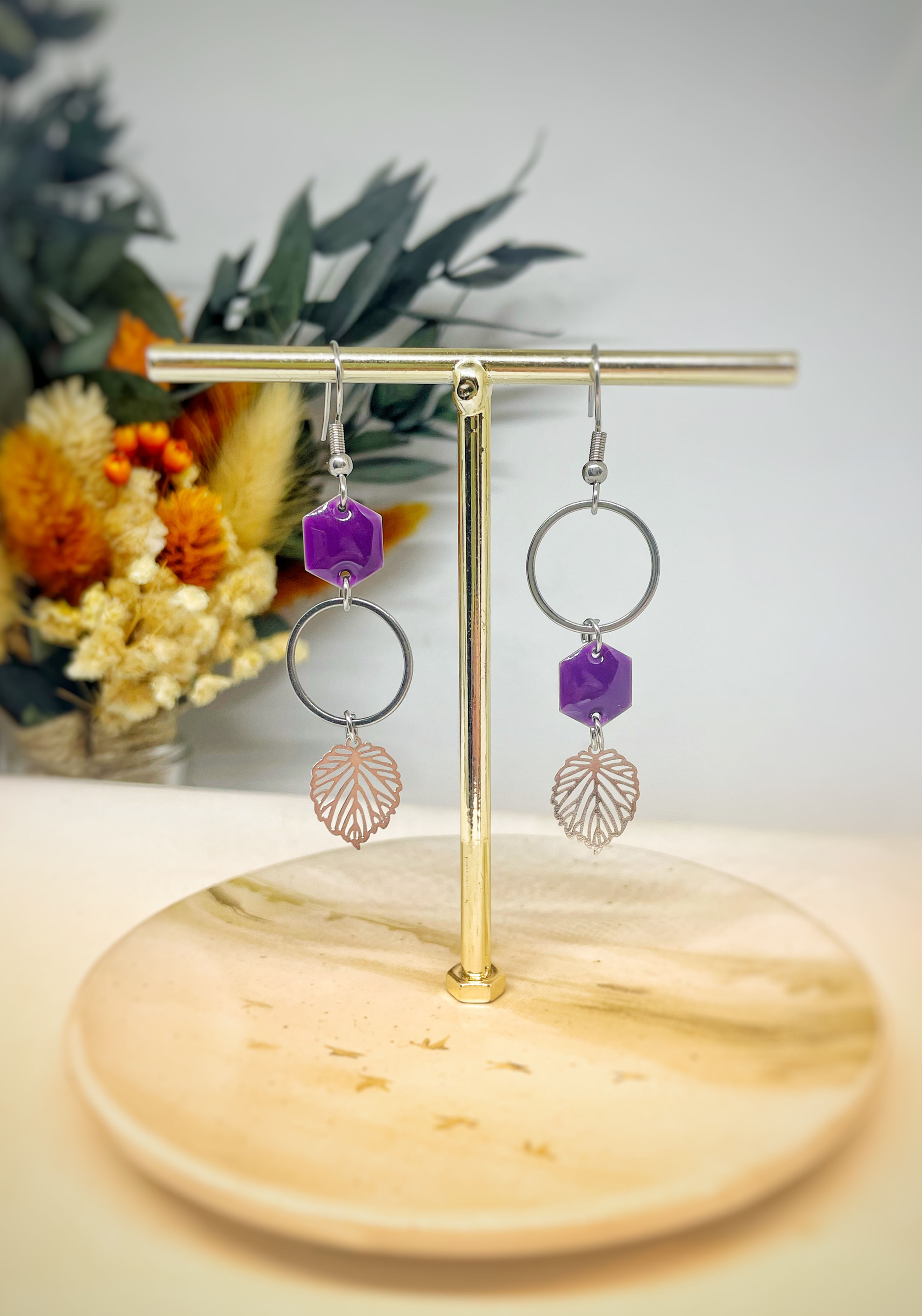 Boucles d’oreilles asymétrique argenté et violet 