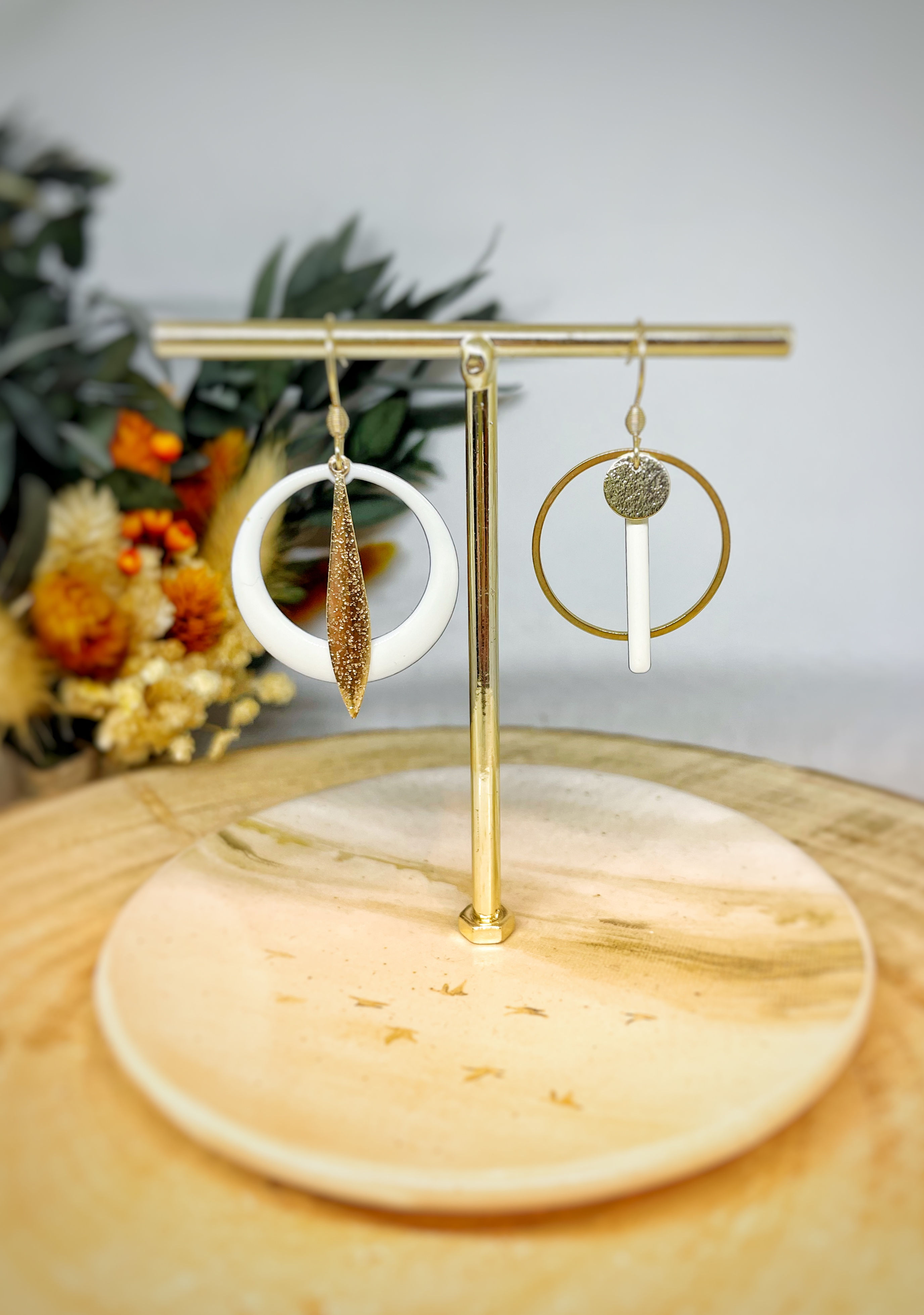 Boucles d’oreilles asymétrique doré et blanc 