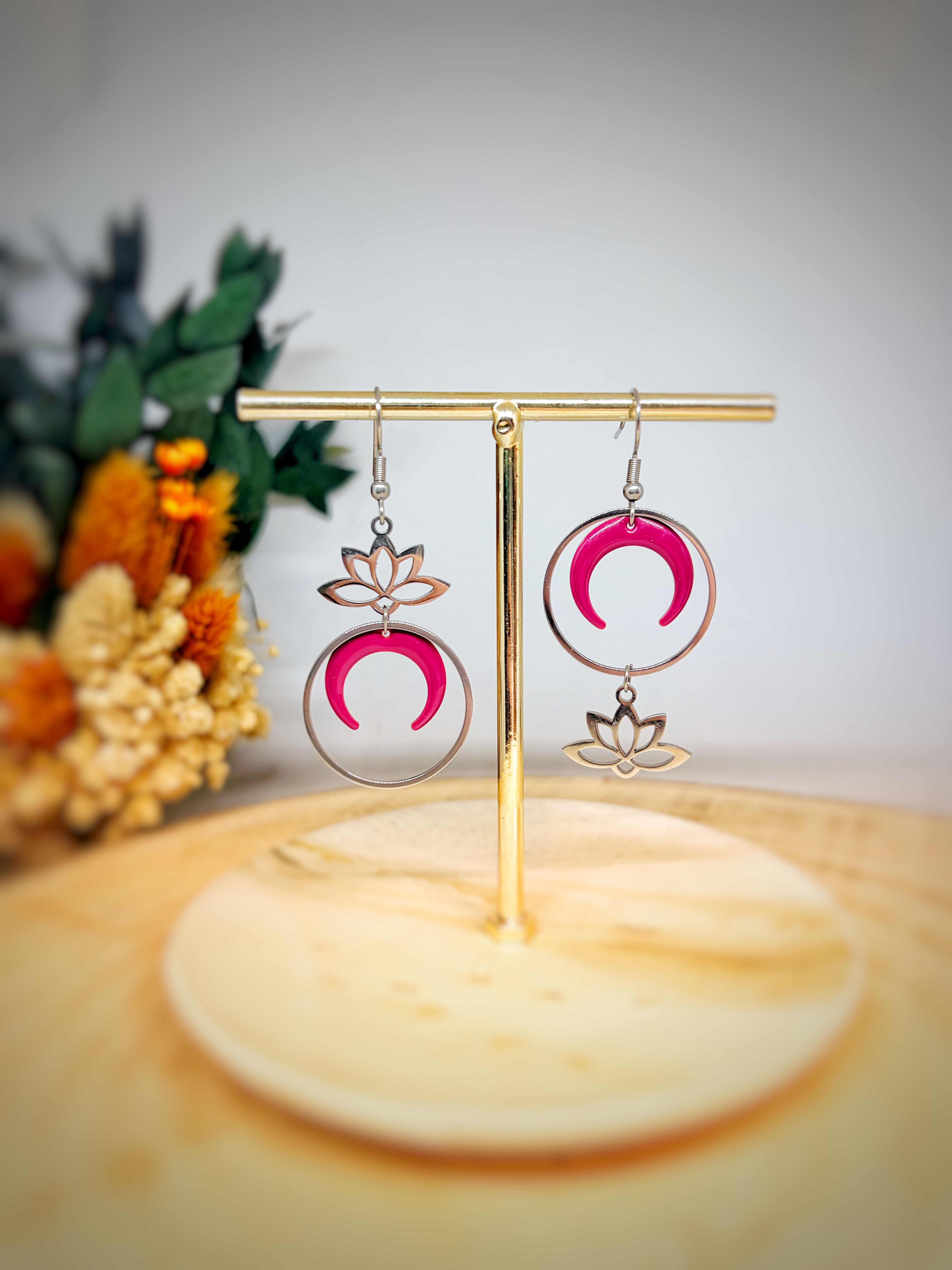 Boucles d’oreilles asymétriques argenté et fushia 