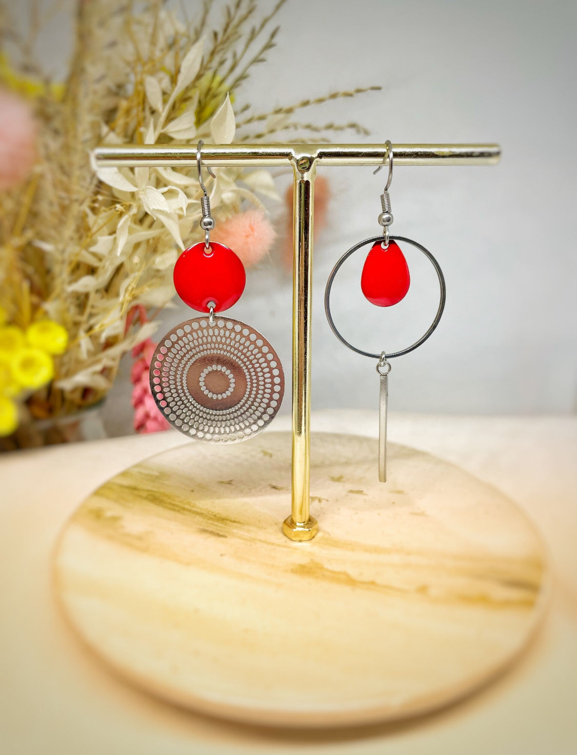 Boucles d’oreilles asymétriques argenté et rouge 