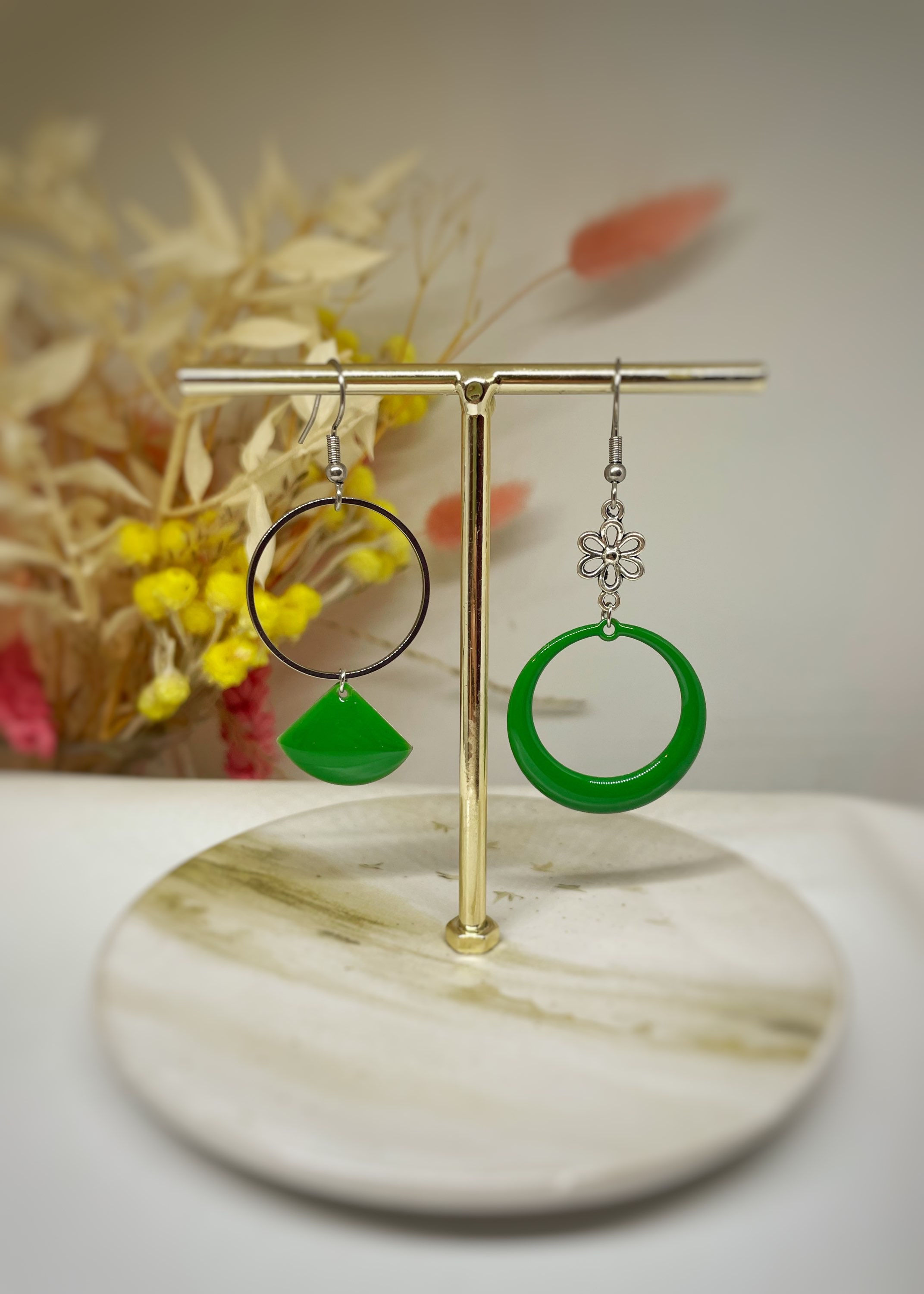 Boucles d’oreilles asymétriques argenté et vert 