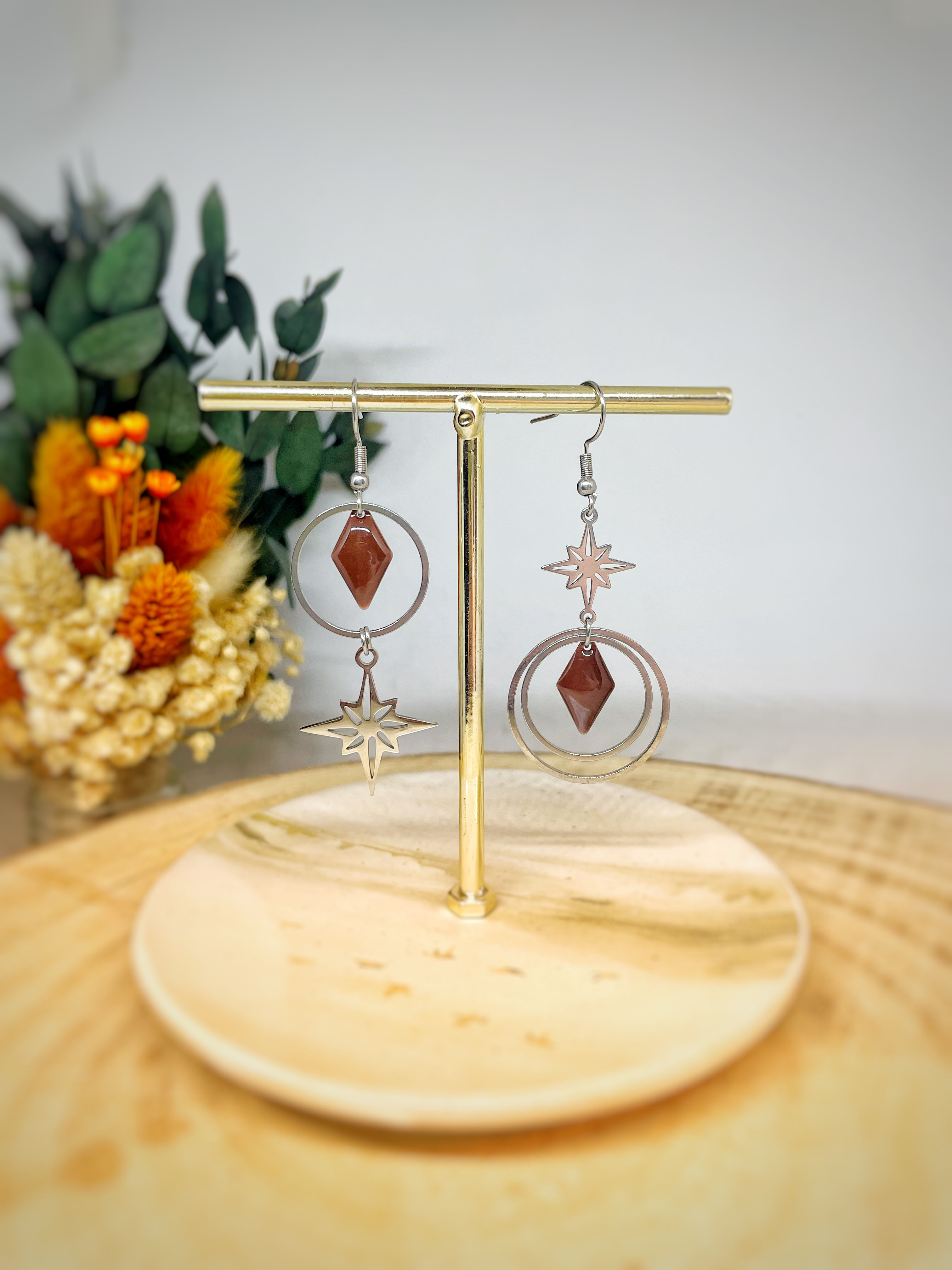 Boucles d’oreilles asymétriques argenté et marron 