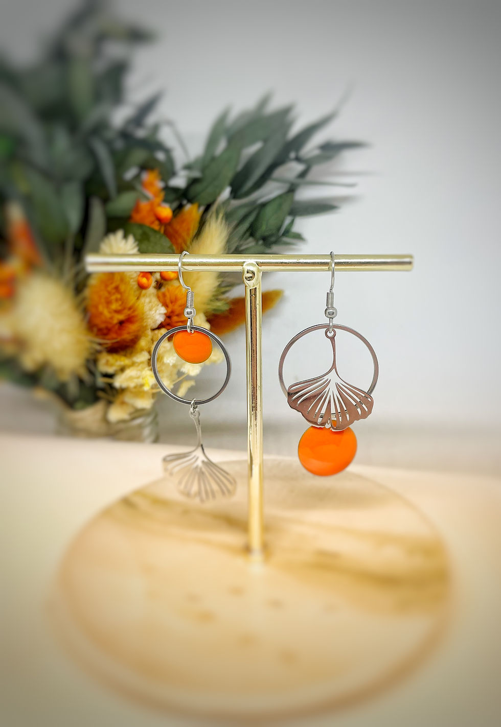 Boucles d’oreilles asymétriques argenté et orange 