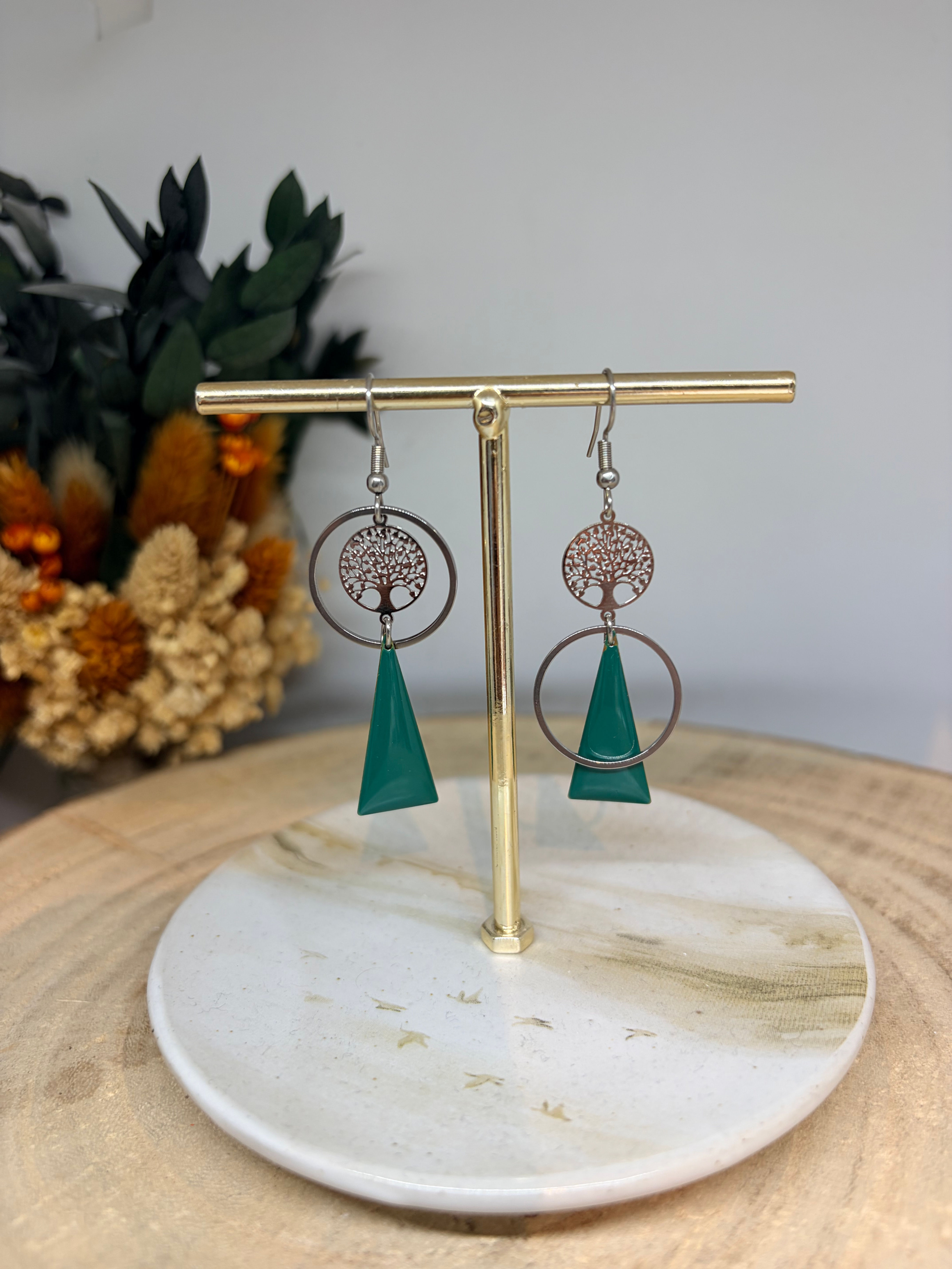 Boucles d’oreilles asymétrique argenté et vert sapin