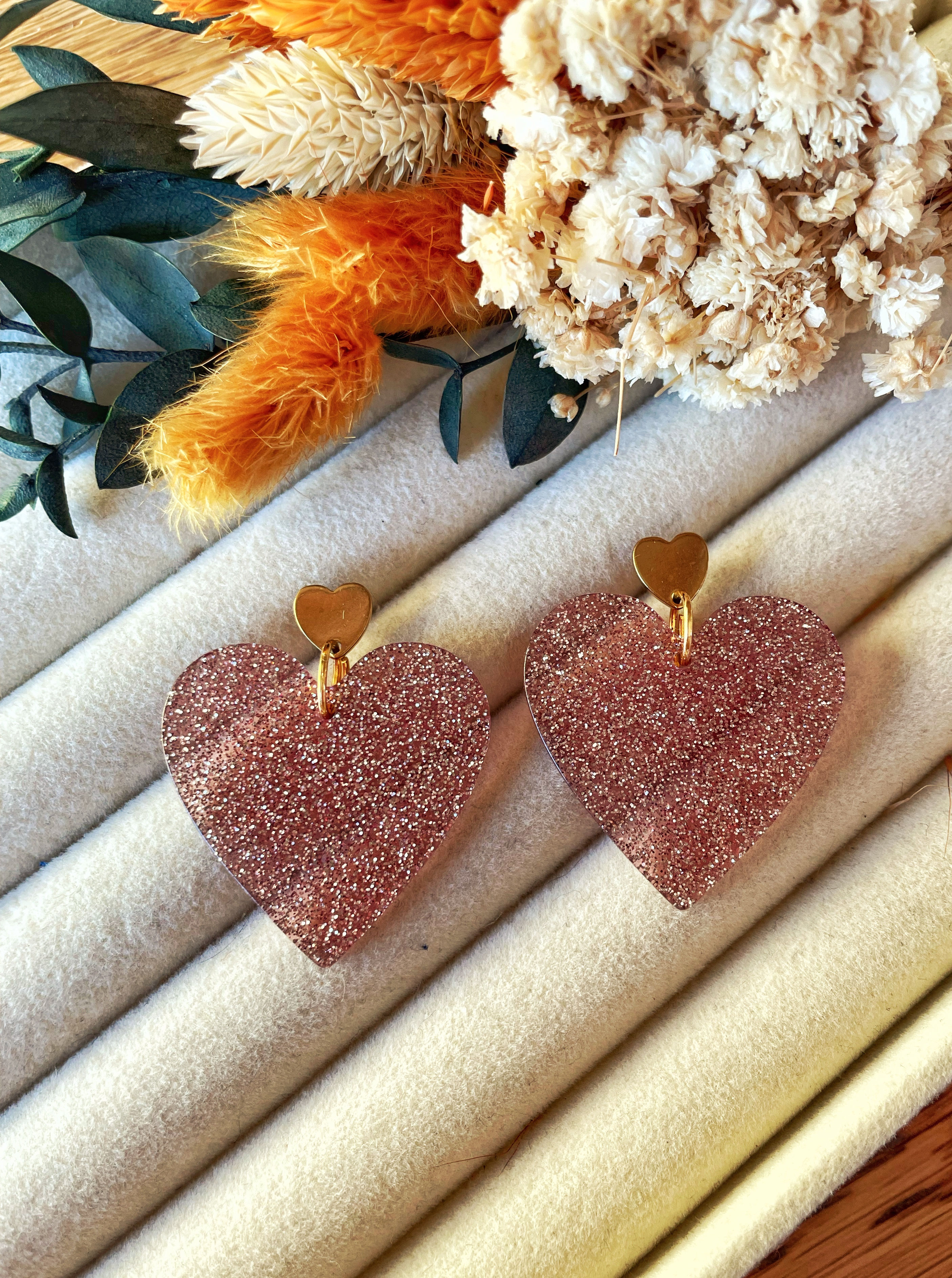 Boucles d’oreilles « les prestigieuses » doré et cœur pailleté rose 