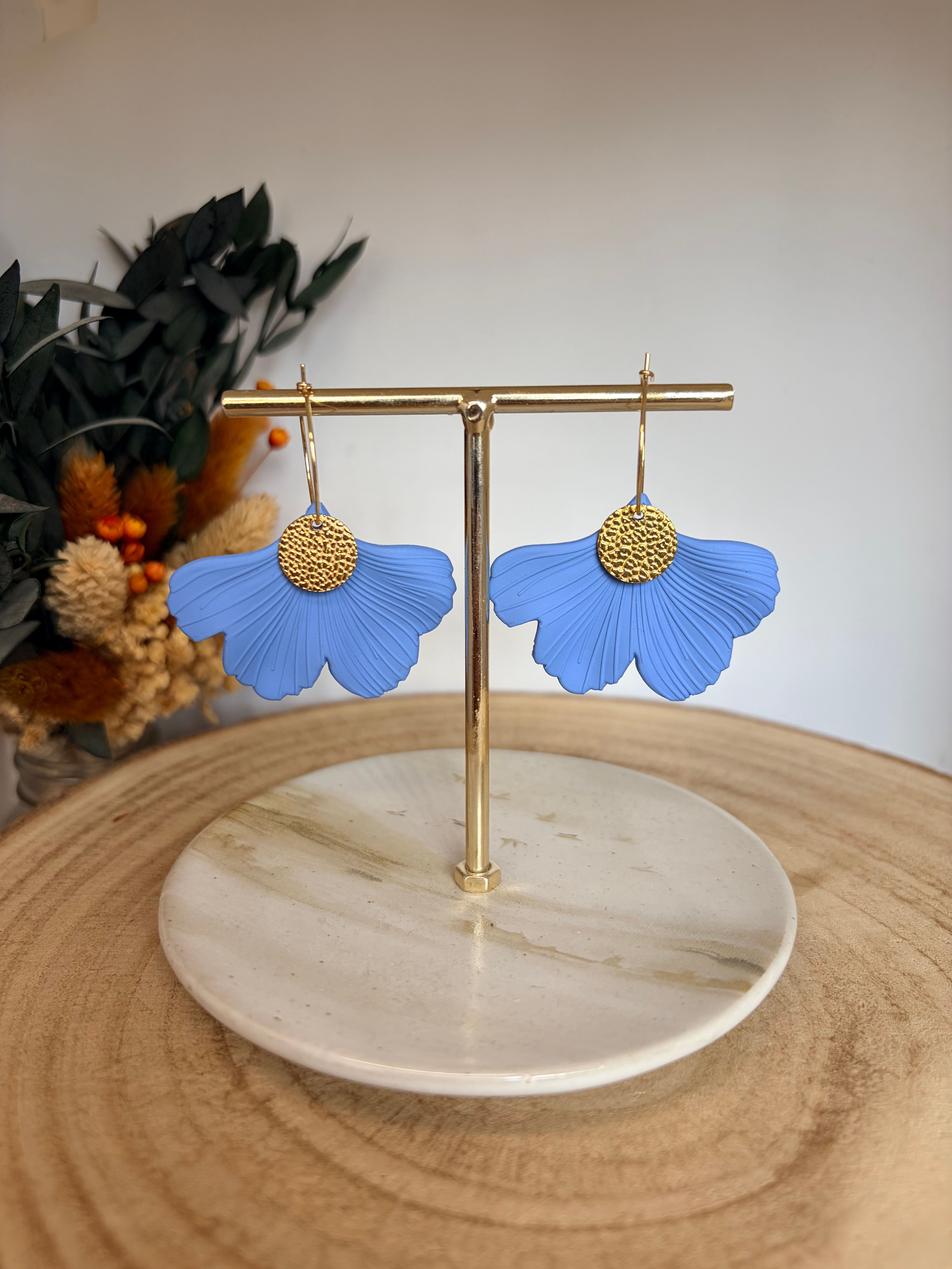 Boucles d’oreilles créole doré et pétale bleu 