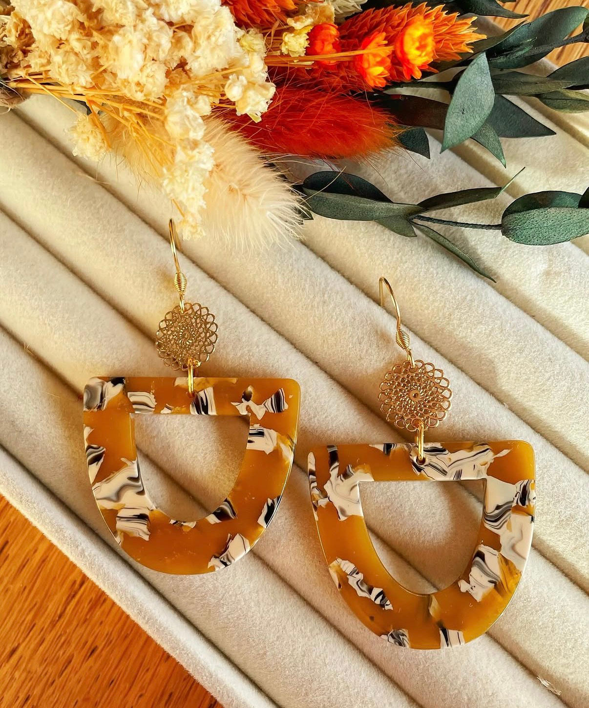 Boucles d’oreilles doré et moutarde 