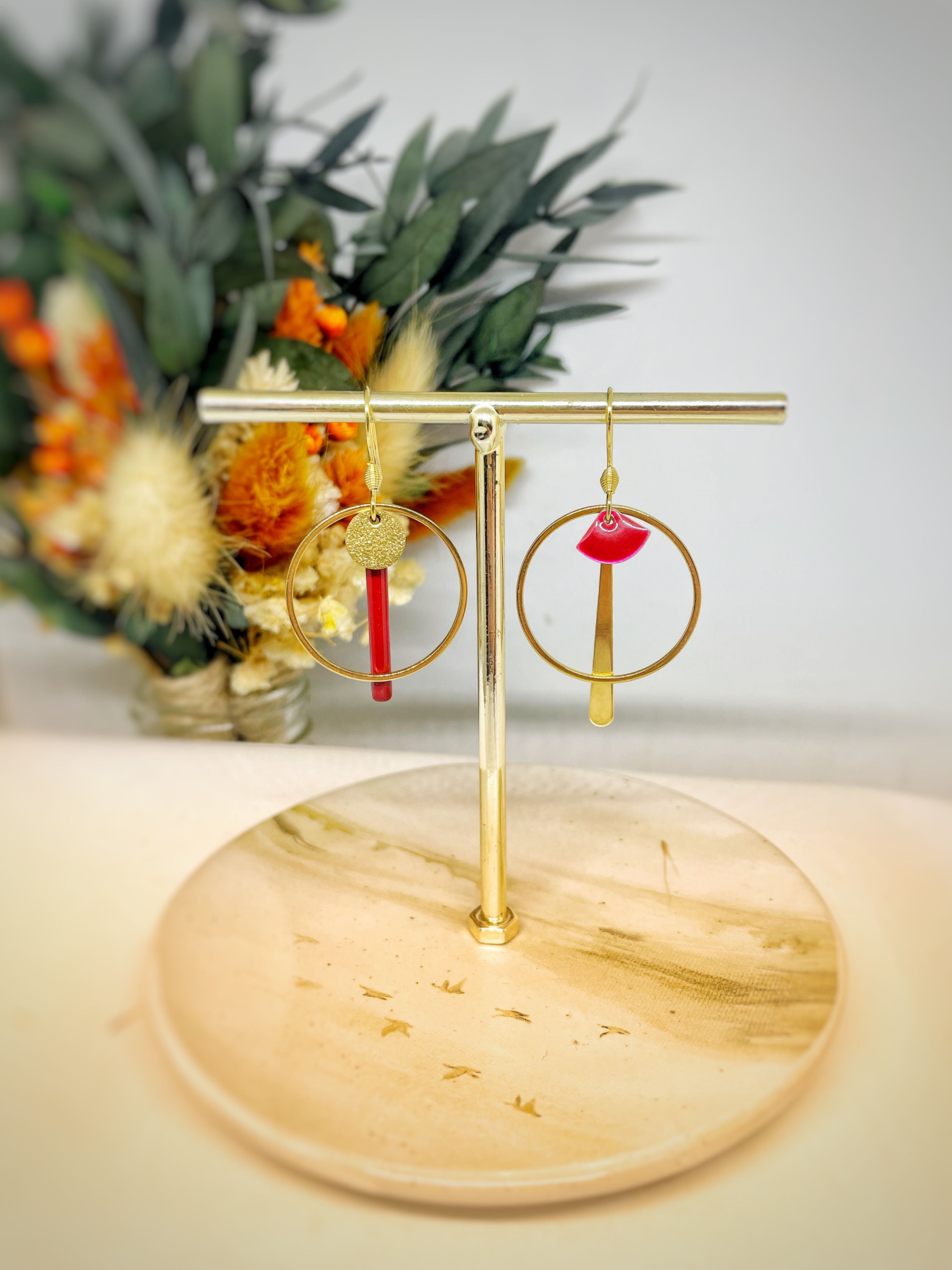 Boucles d’oreilles asymétriques doré et rouge brique