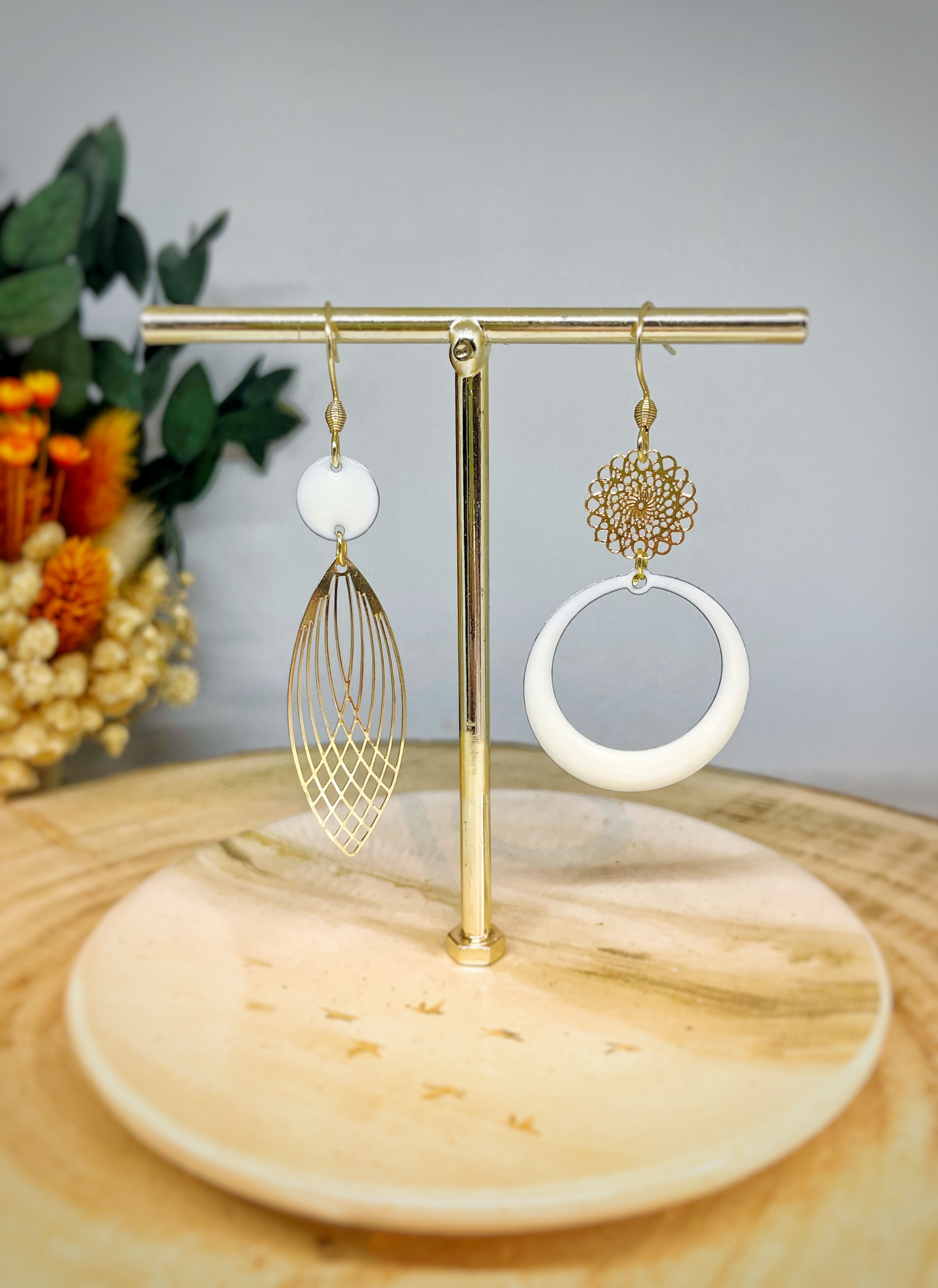 Boucles d’oreilles asymétriques doré et blanc 