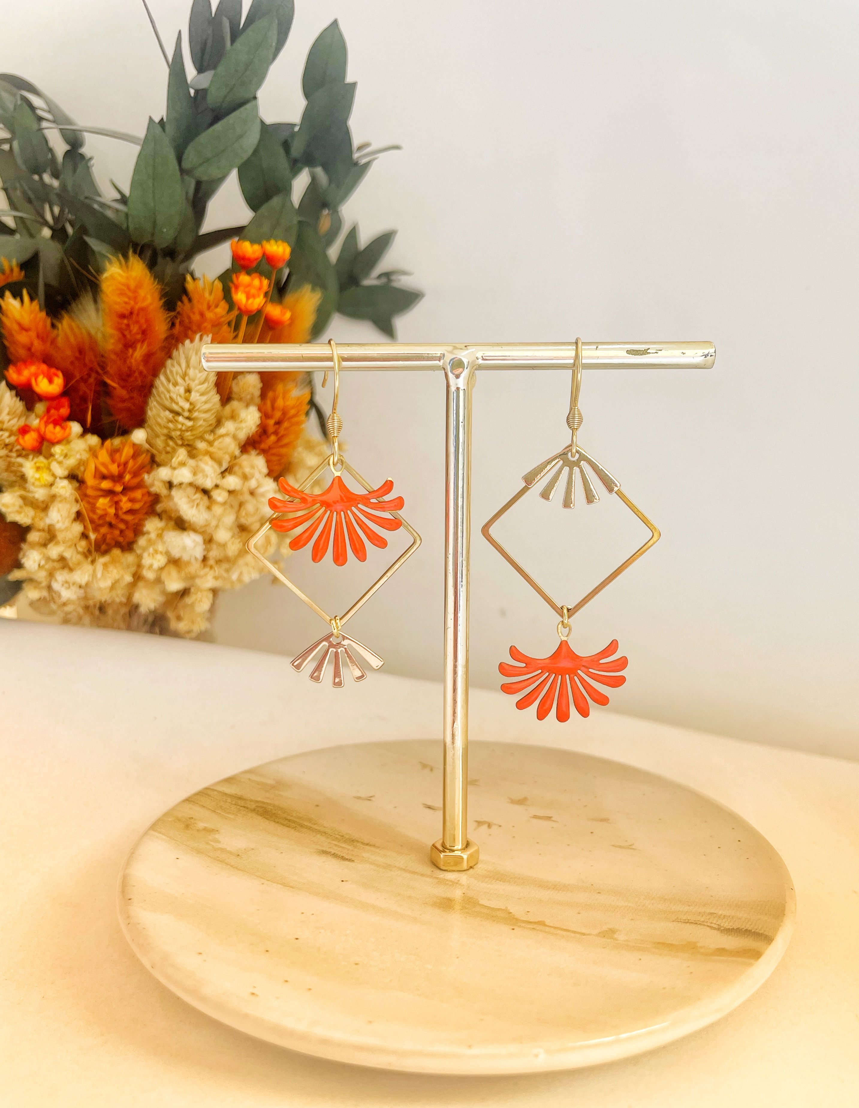 Boucles d’oreilles asymétriques doré et orange 