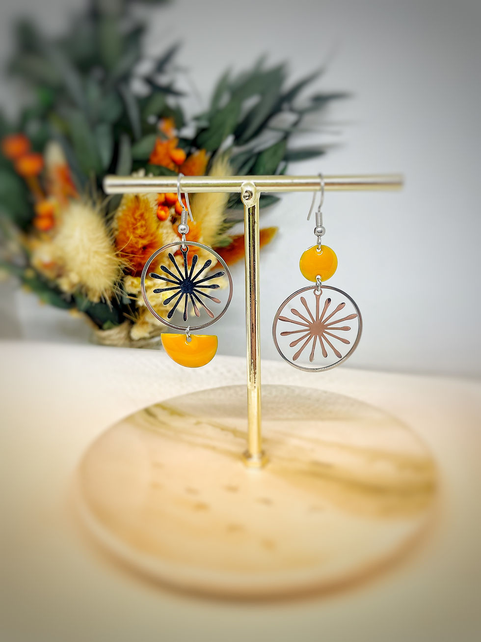 Boucles d’oreilles asymétriques argenté et moutarde 