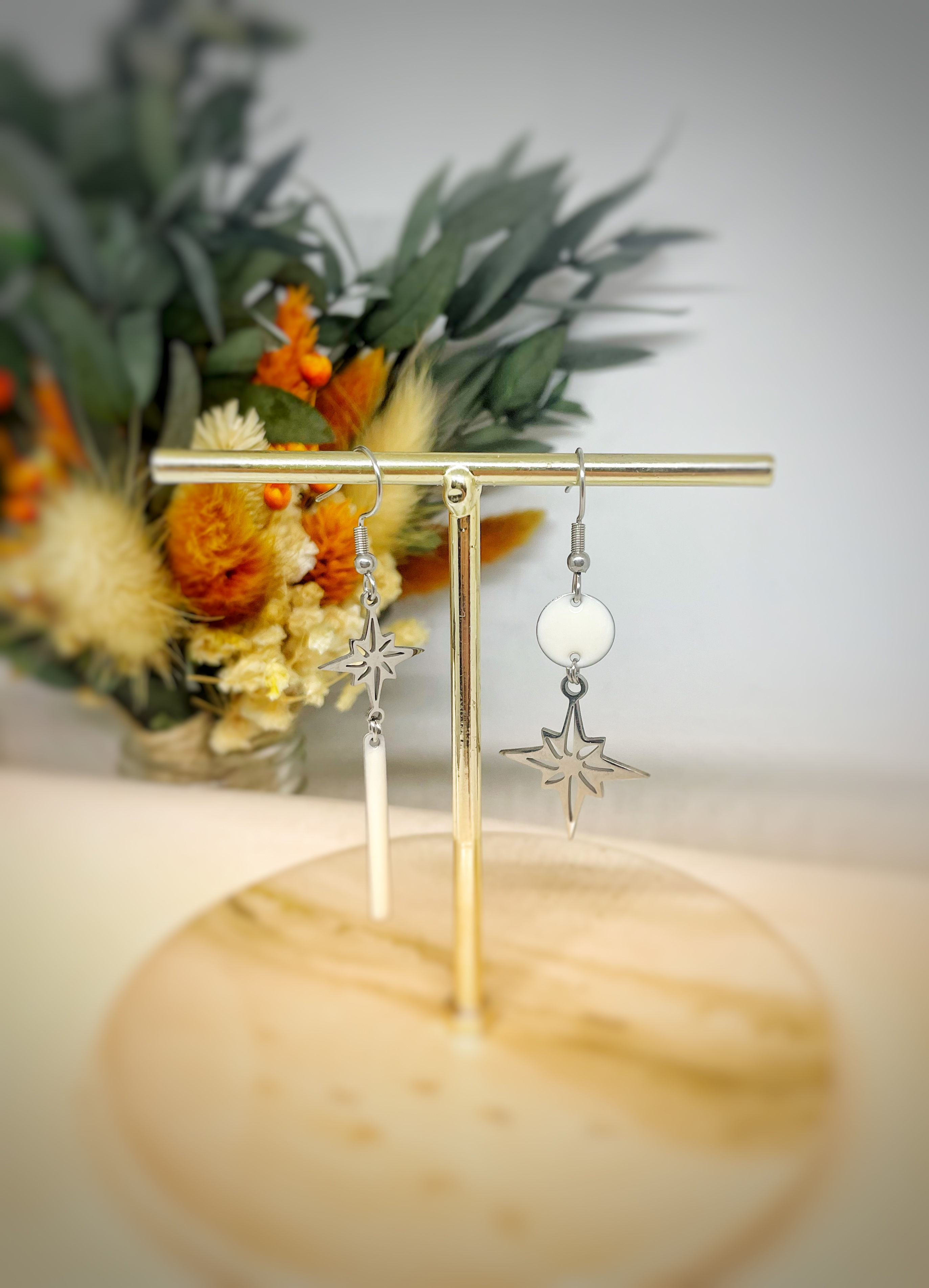 Boucles d’oreilles asymétriques argenté et blanc 