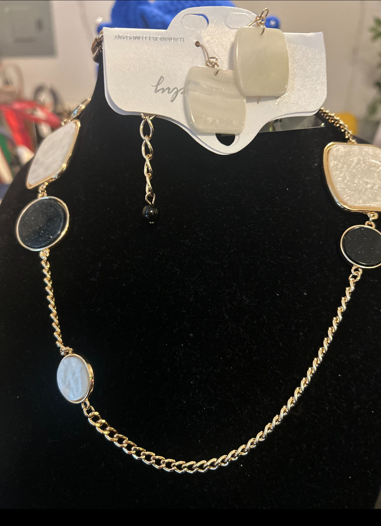 Conjunto de collar y pendientes de cadena larga dorada con piedras de resina