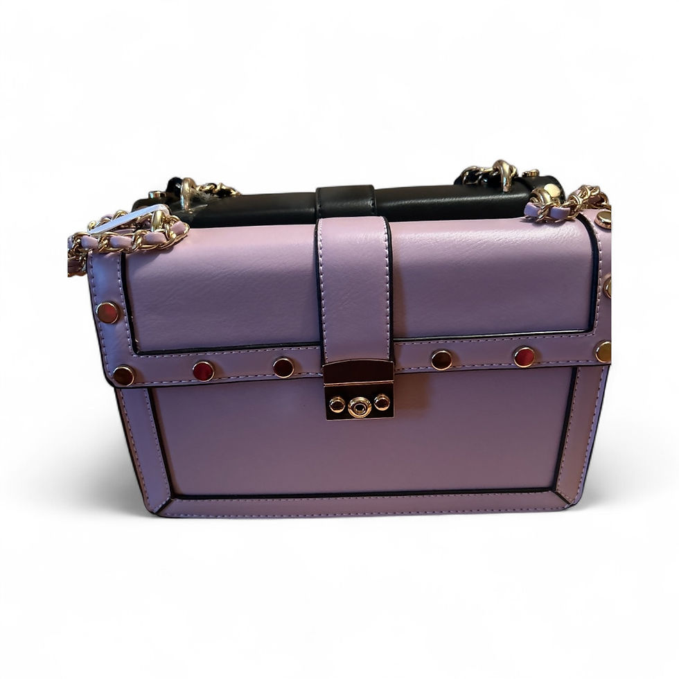 Bolso bandolera de piel morada con cadena y tachuelas doradas