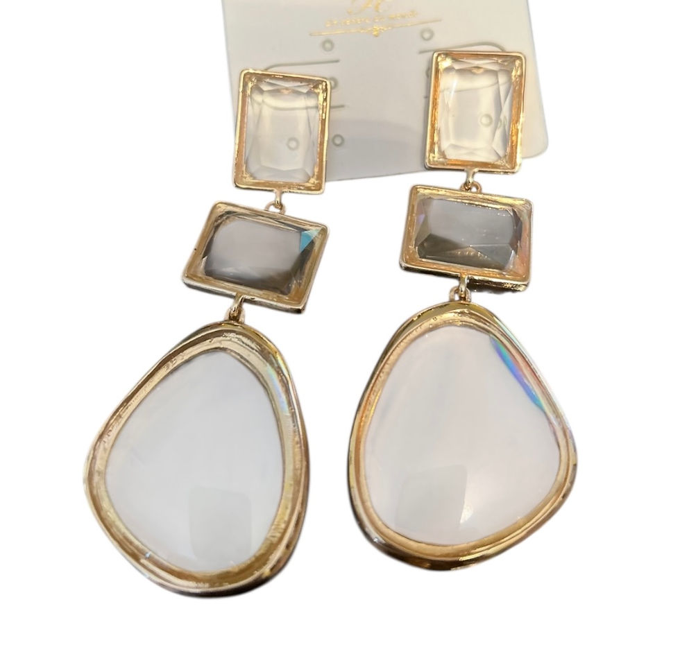 Pendientes colgantes geométricos en tono dorado con piedras transparentes