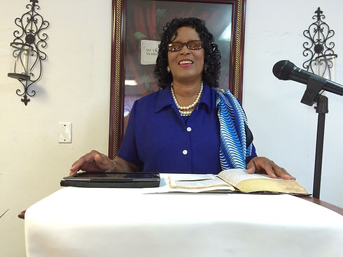 Annette Dickens preaching.JPG