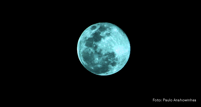 Lua azul
