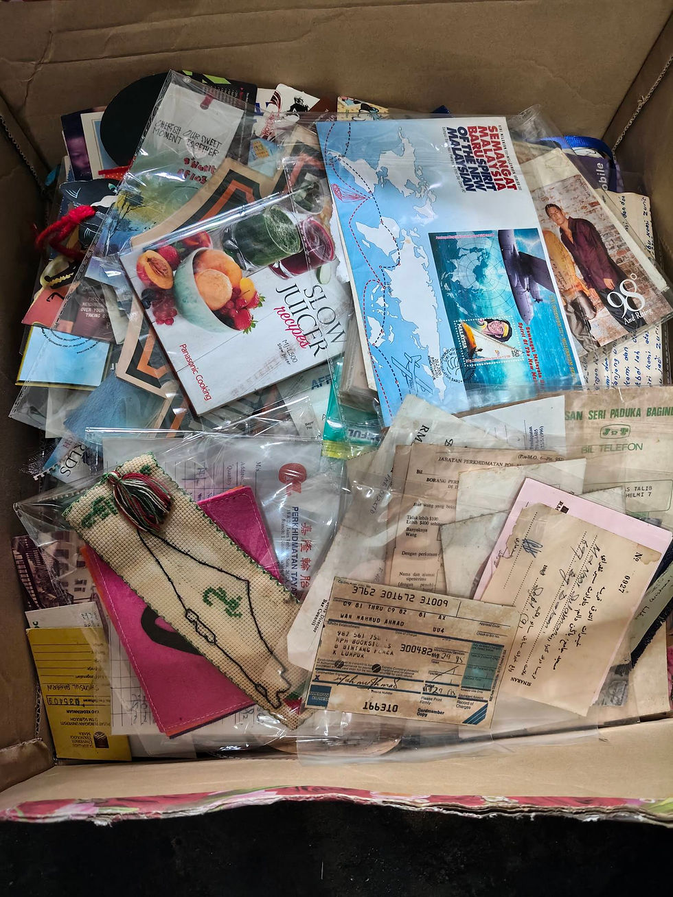 Tinggalan peribadi pelanggan yang ditemui di dalam buku-buku terpakai.