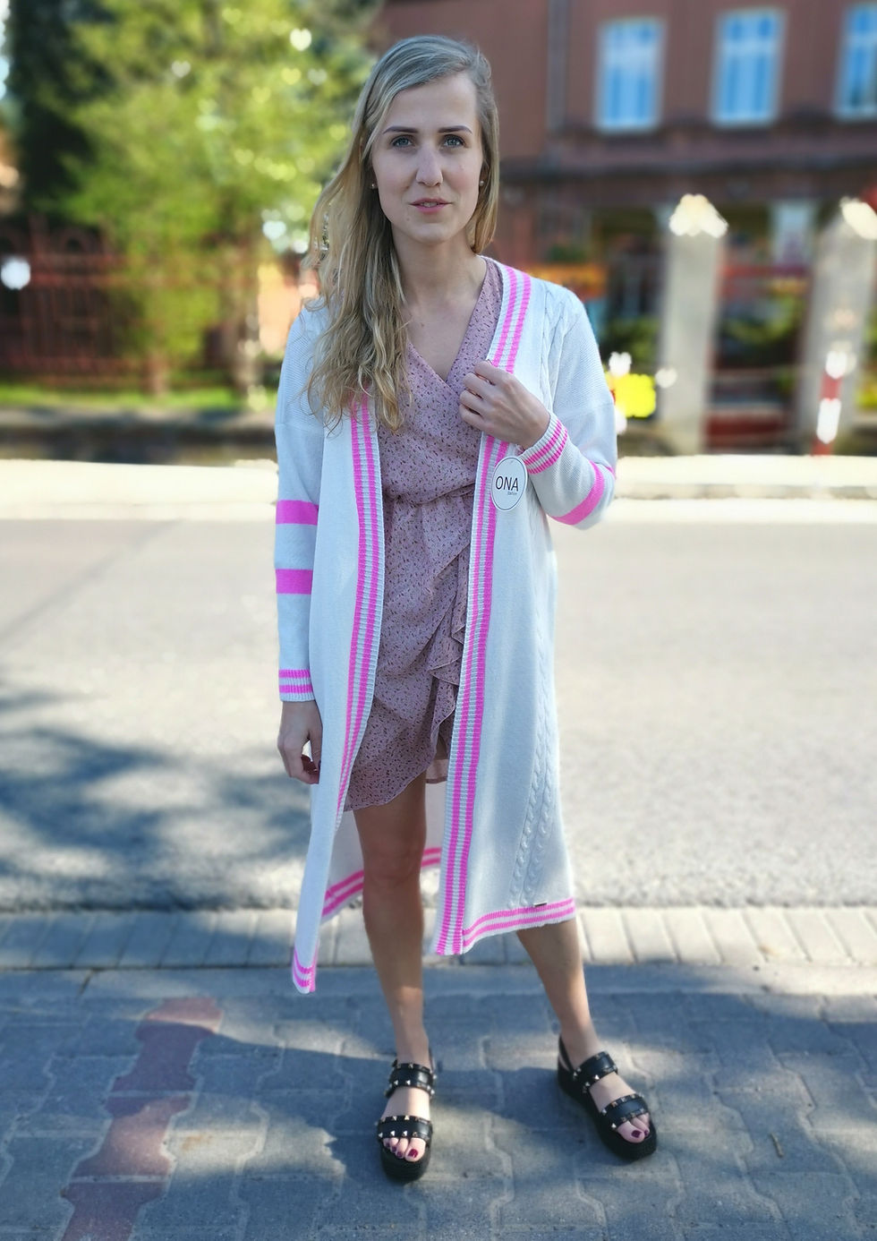 Długi biały kardigan damski z neonowymi paskami