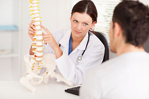 femme-medecin-projection-docteur-colonne