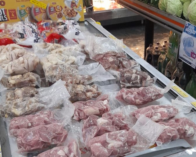 Fiscalização ocorreu após denúncia e resultou na apreensão e descarte de carnes, produtos suínos e bisnaguinhas