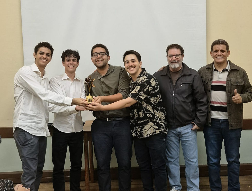 Equipe de Tubarões com Paulo Celso Lui e Hilton Rufino recebendo o Prêmio Paulo Antônio Lui