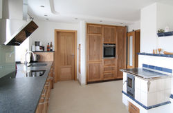 Küche in Rüster mit Steinplatte