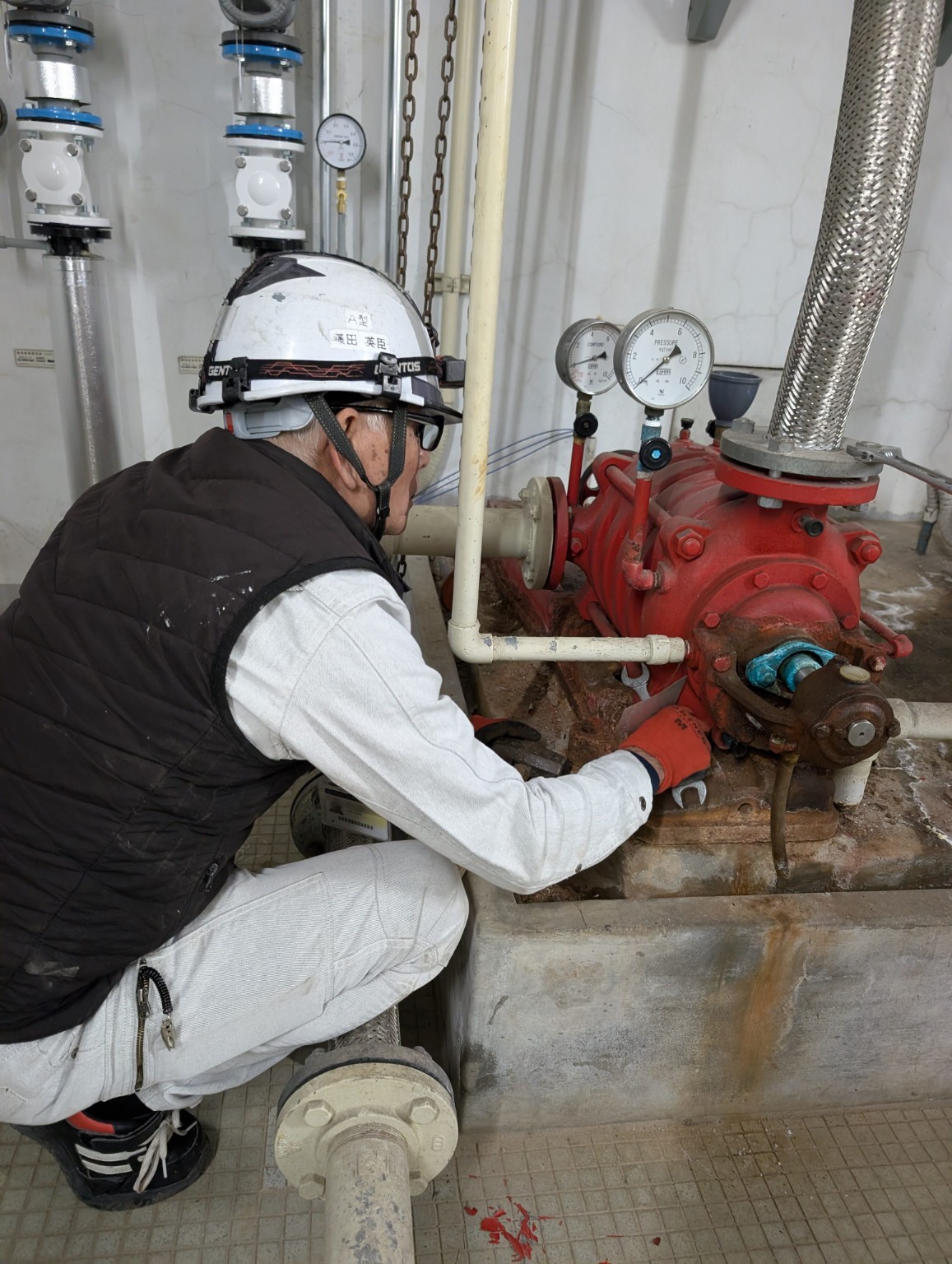 機械室で行う設備配管工事の施工状況