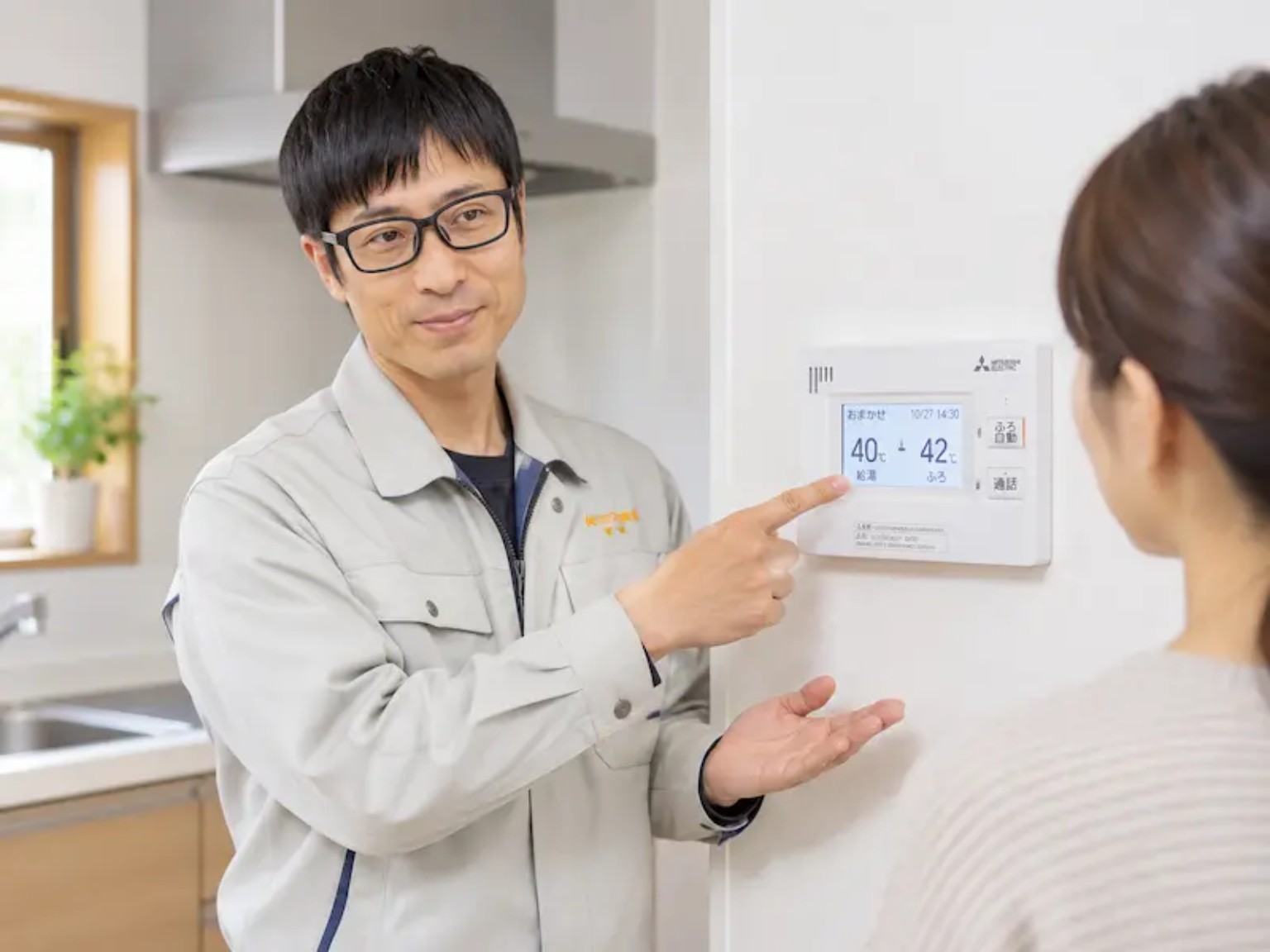 給湯リモコンの使い方をご説明する様子