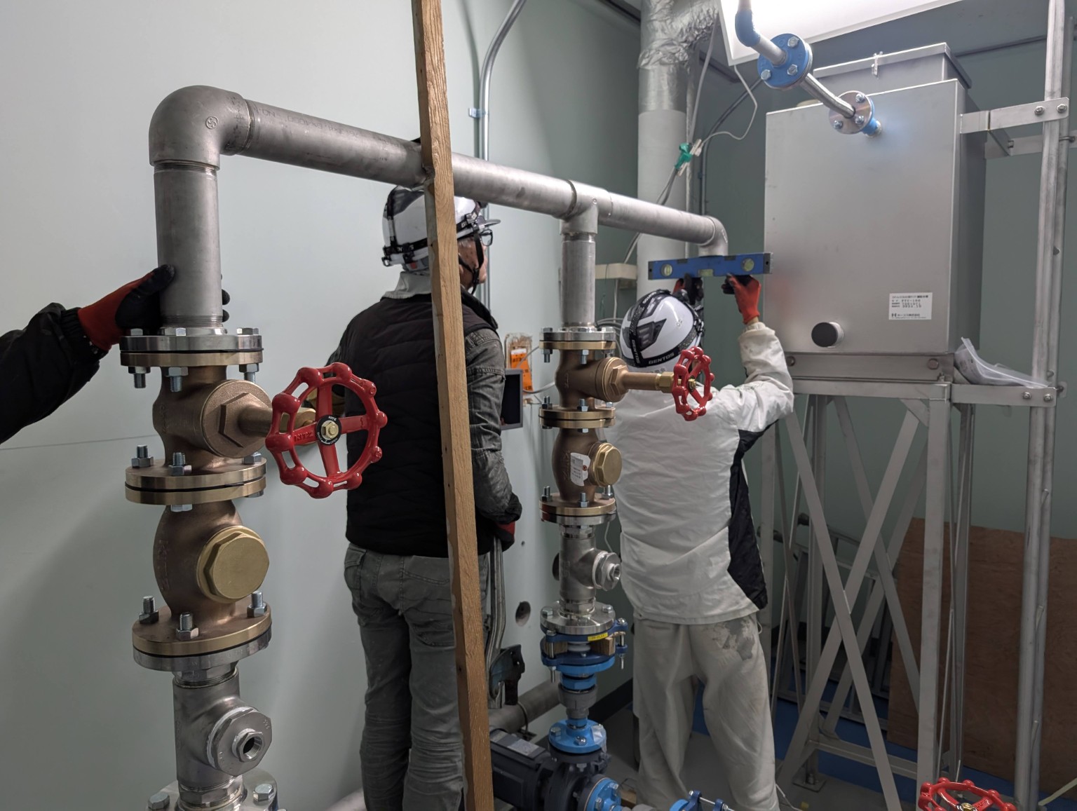 設備機器まわりの配管工事の施工状況