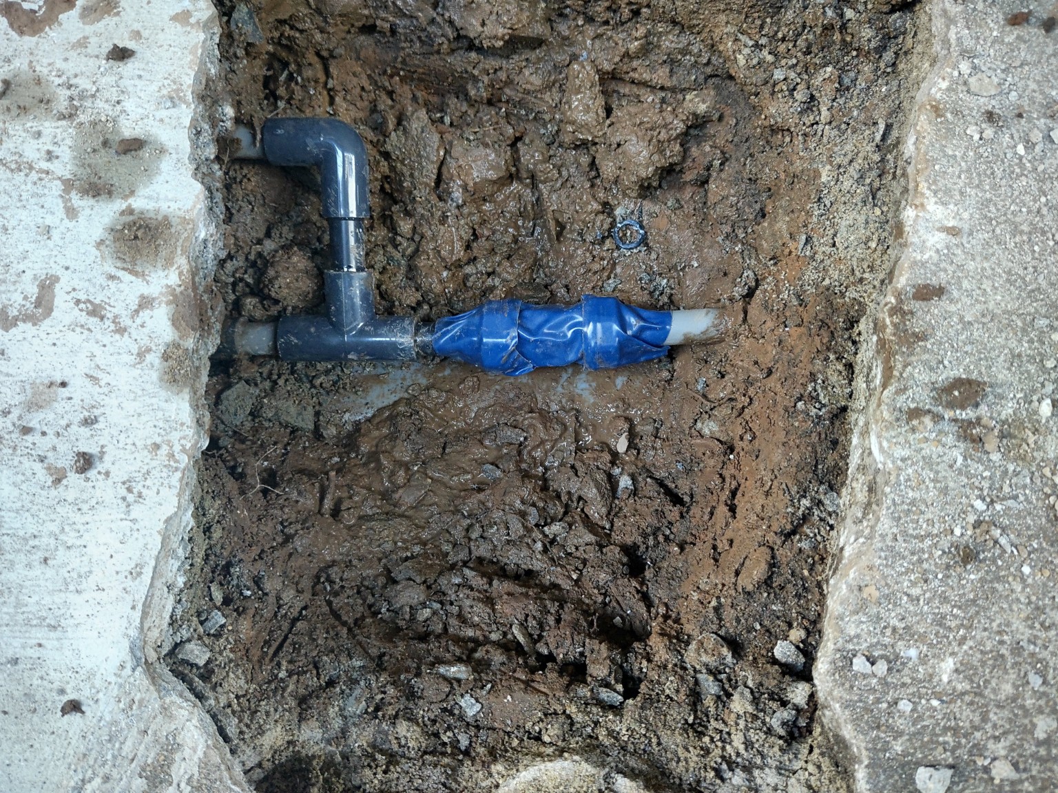 掘削箇所で行う給水管接続の施工状況