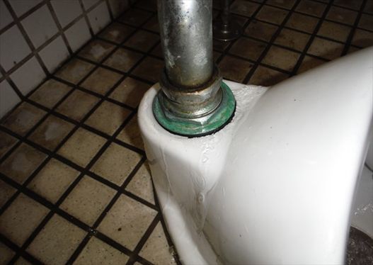 和式便所水漏れ対応の施工前