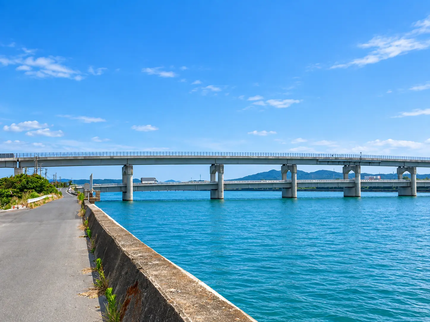 宇部市の厚東川に架かる橋の風景