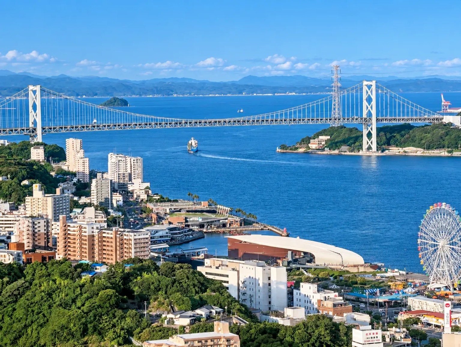 下関市の関門海峡と関門橋