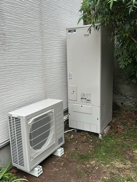 下関市貴船町で施工した三菱 SRT-C377のタンクとヒートポンプ(施工後)