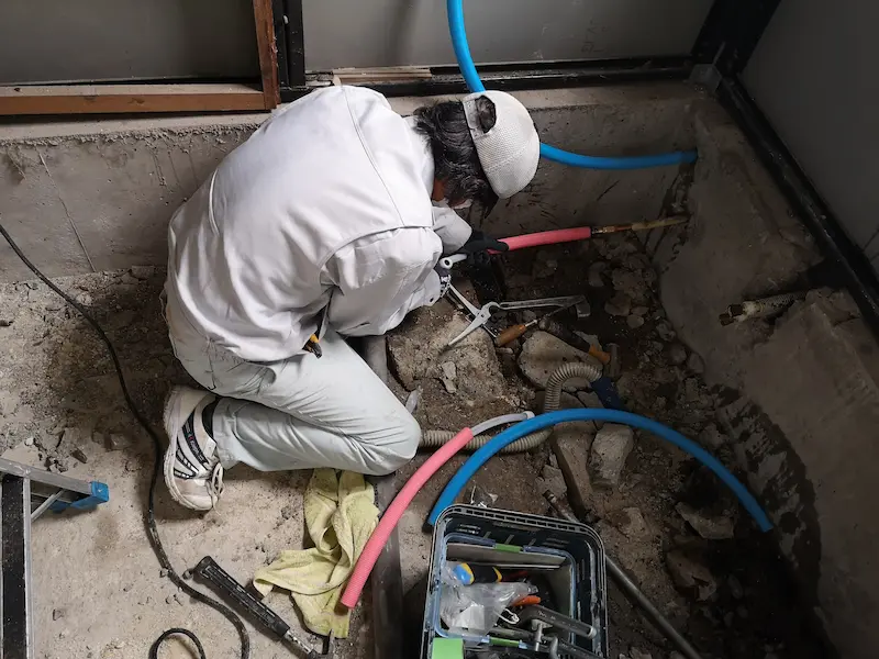 浴室改修に伴う給排水配管作業の施工現場
