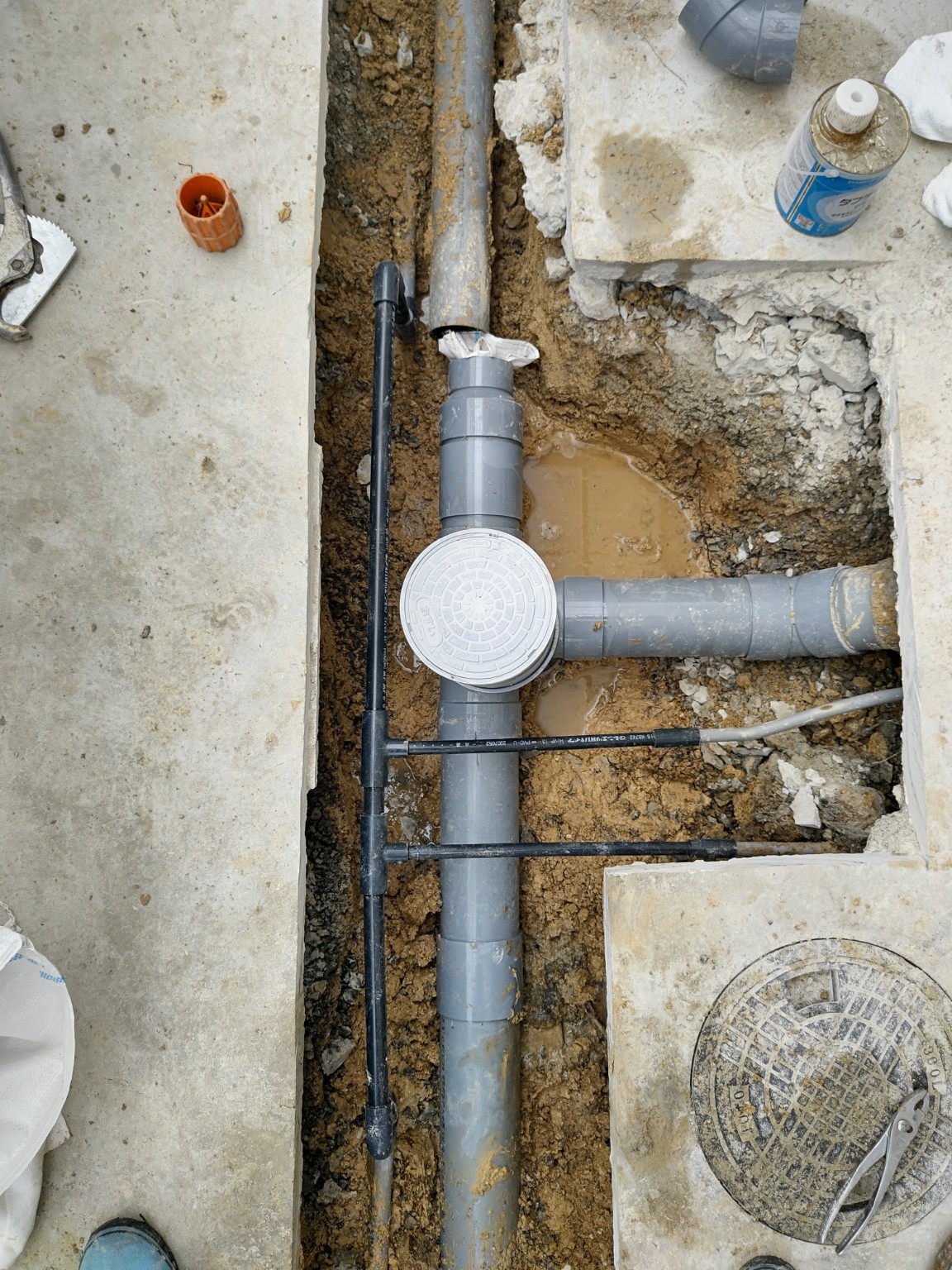 屋外排水管更新の施工状況