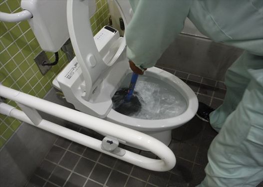 トイレの修理と点検を行う施工現場