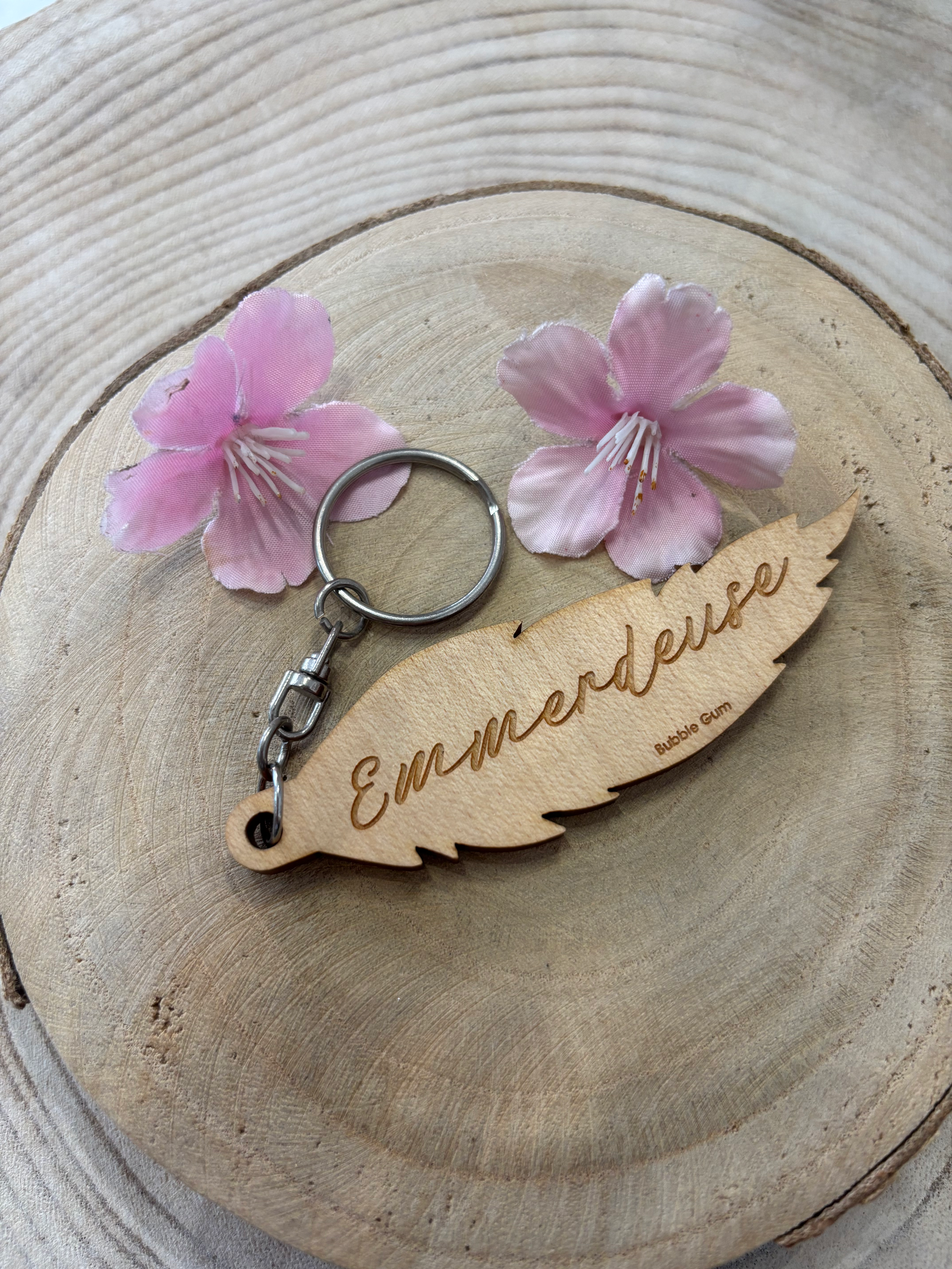 Porte clés bois: Emmerdeuse