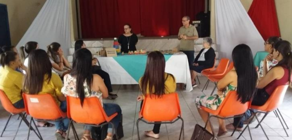 Alunos da FACOL do curso de Pedagogia vistam a Art Gravatá