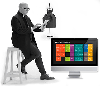 profesional sentado en banqueta con laptop en mano