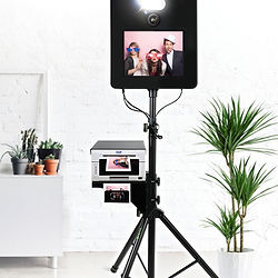 Photobooth standard en libre-service, avec écran tactile, impression instantanée et accessoires photo