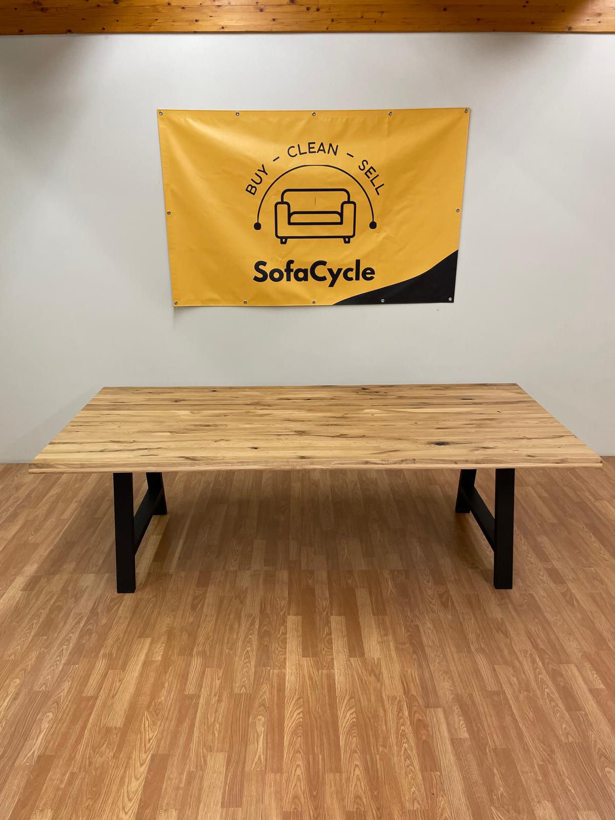 Vol eiken eettafel – robuust design met metalen poten (NIEUW)