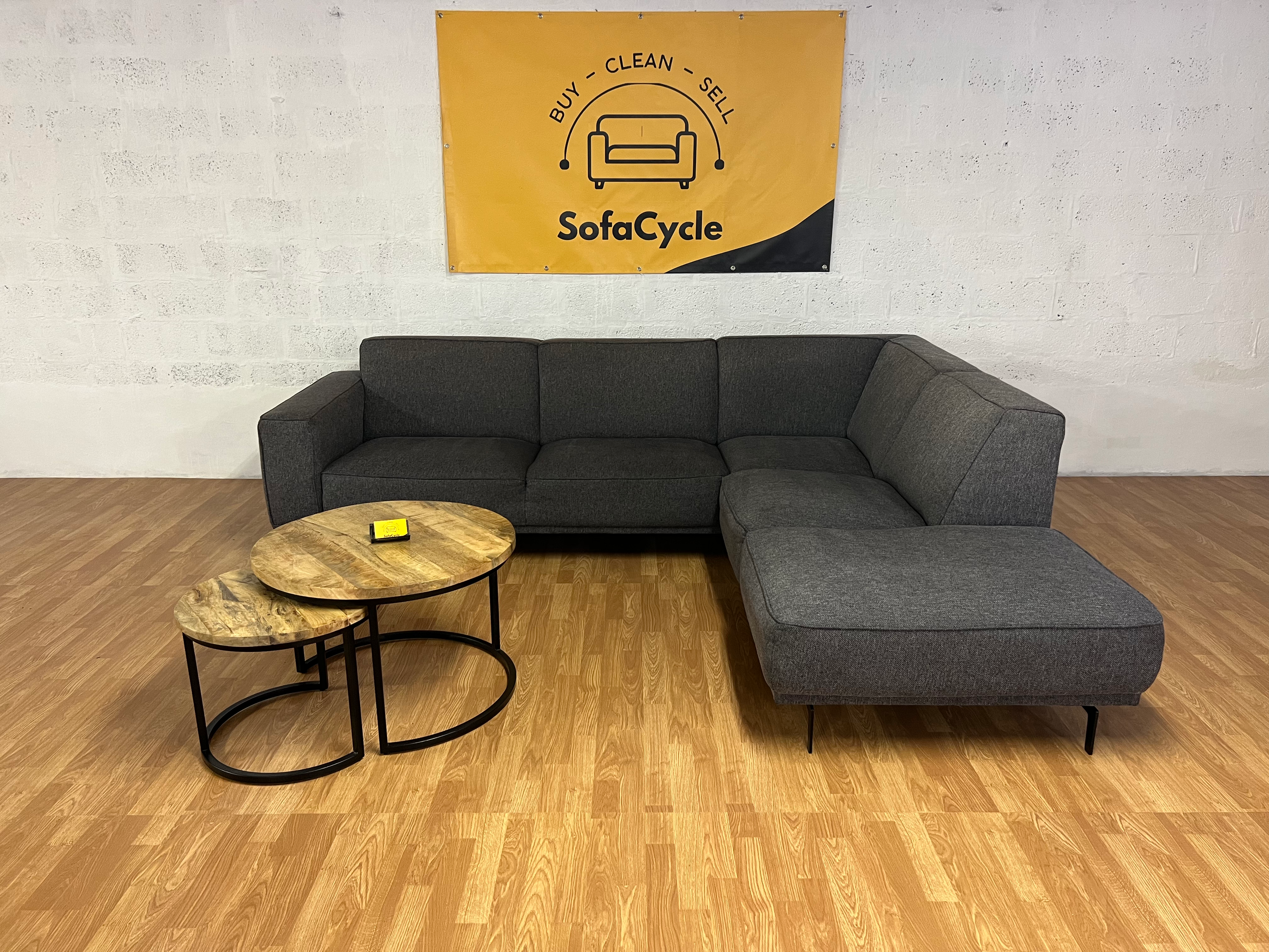 Donkergrijze L-vormige zetel in nieuwstaat